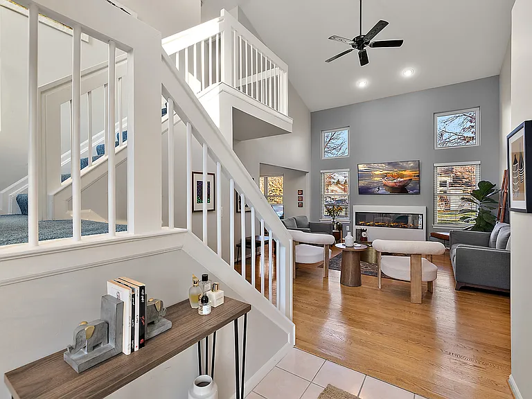 1237 Woodcrest Ct — Photo 3