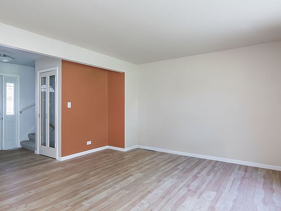 4th image of 6 Buttonwood Ct