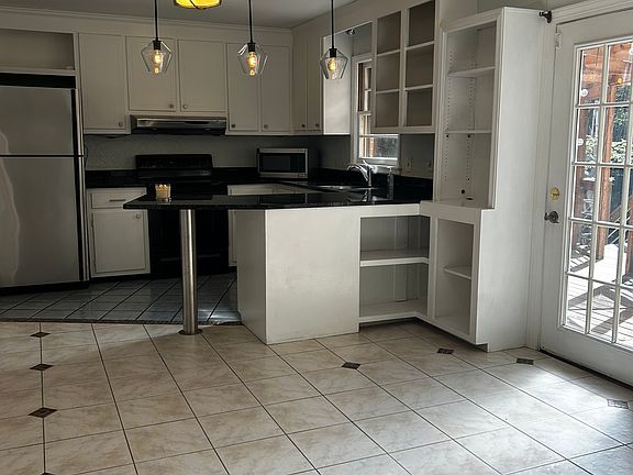 4th image of 104 Landsbury Dr