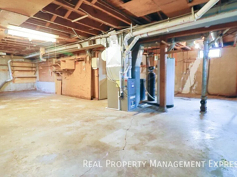 2905 E 19th St — Photo 14