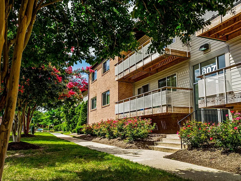 Laurel Park & Laurelton Court — Photo 20