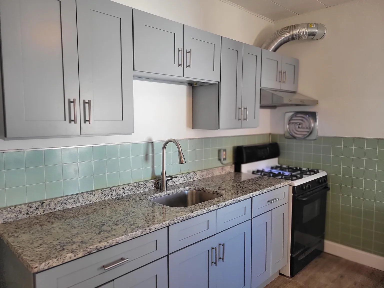 3 bed, 1200 sqft, $1,640 — Photo 3