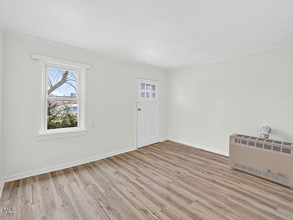 3rd image of 1464 Sunshine St