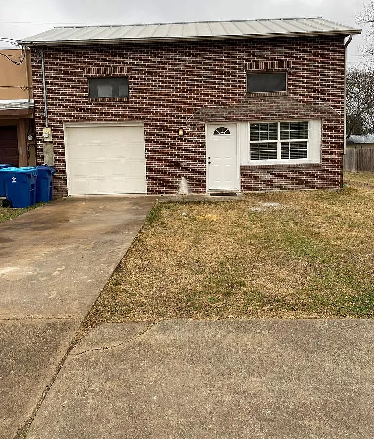 3 bed, 2.0 bath, 1354 sqft, $1,700 — Photo 1