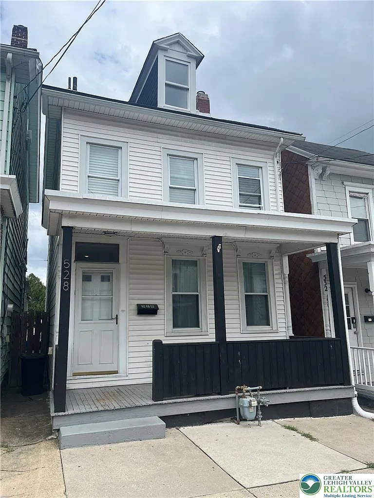 3 bed, 2.0 bath, 1640 sqft, $2,100 — Photo 1