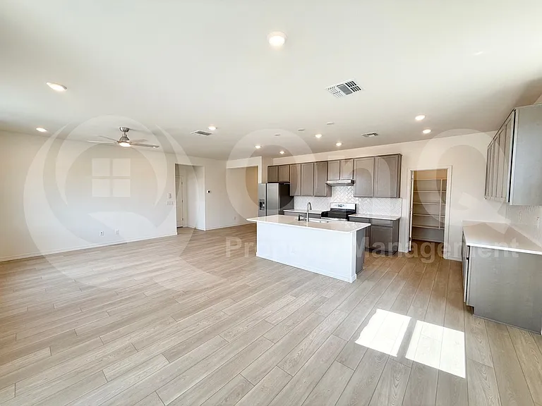 2980 E Augusta Ave — Photo 19