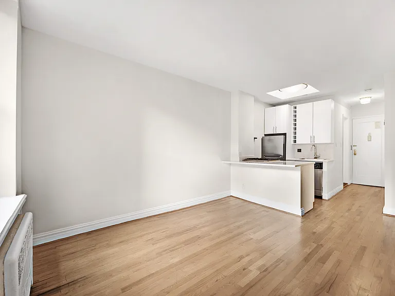 122 E 27th St #4C — Photo 1