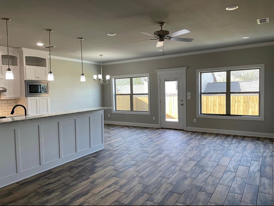2nd image of 819 Lindsey Ln