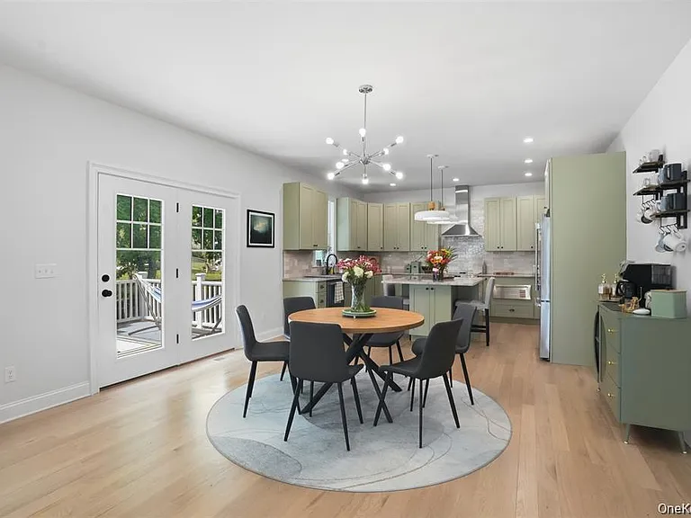33 Howland Ave — Photo 12