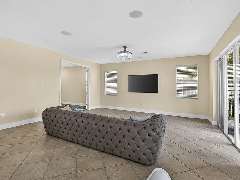 1724 Annandale Cir — Photo 23