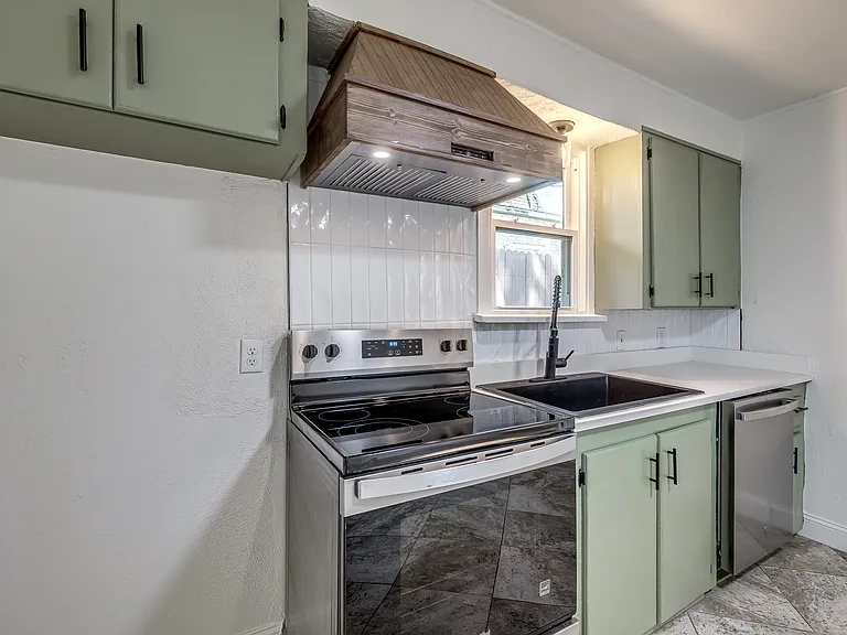208 E Carson St — Photo 21