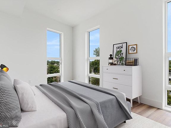 5th image of 3029 W Glenwood Ave #409