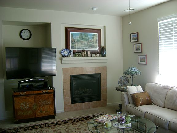 family room w/gas fireplace