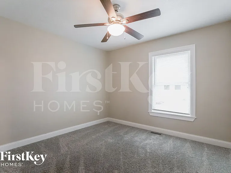 810 York Dr — Photo 12