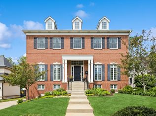 16 Tuttle Ave, Clarendon Hills, IL 60514