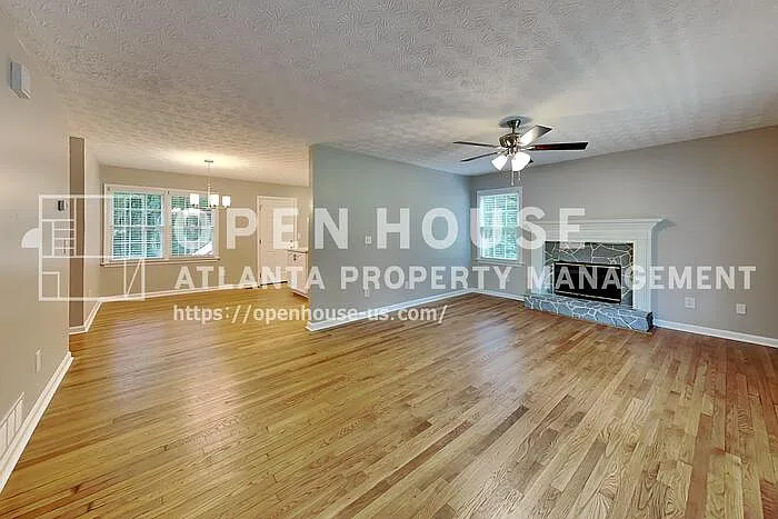 210 Austin Dr — Photo 3
