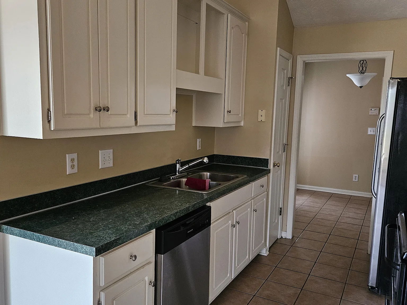 3 bed, 1464 sqft, $1,595 — Photo 2