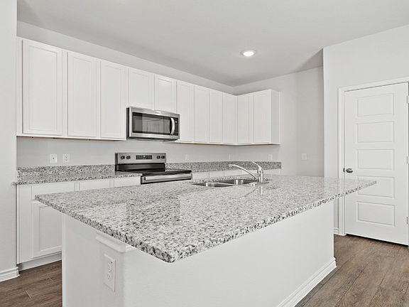 4th image of 2420 Dahlia Dr