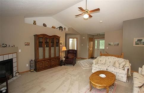 4th image of 879 Country Club Dr