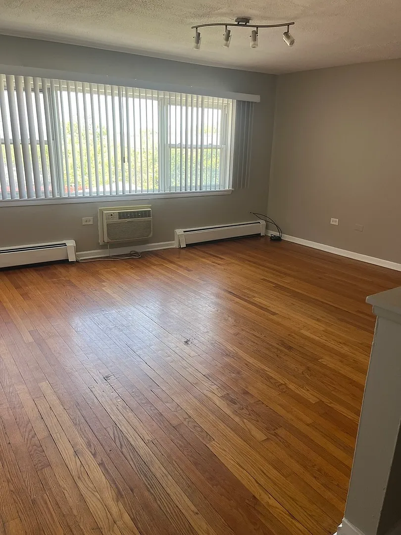 Building Photo - 10931 S Lloyd Dr #3D