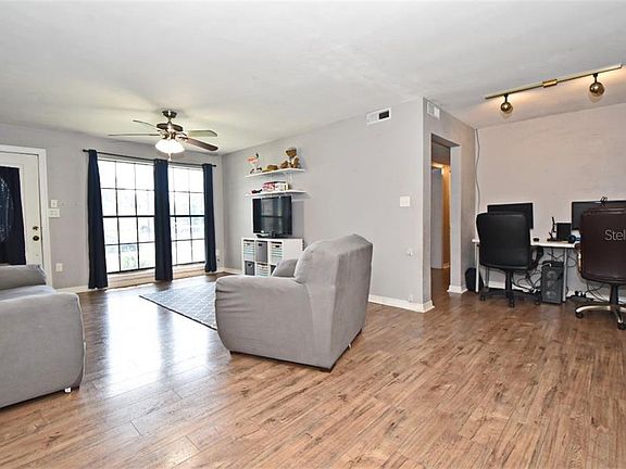 4th image of 714 Sioux Dr