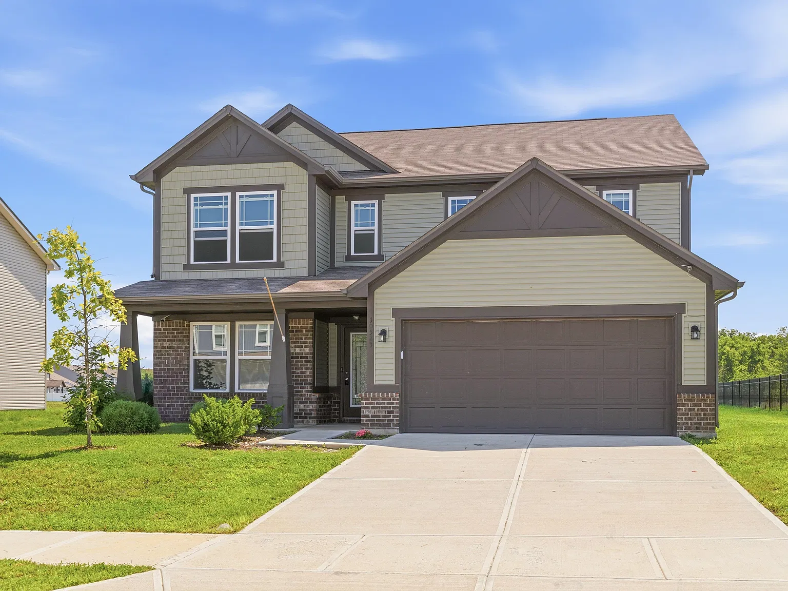 5 bed, 2292 sqft, $2,400 — Photo 2