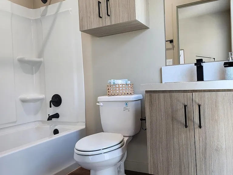 Vantage Pointe East — Photo 23