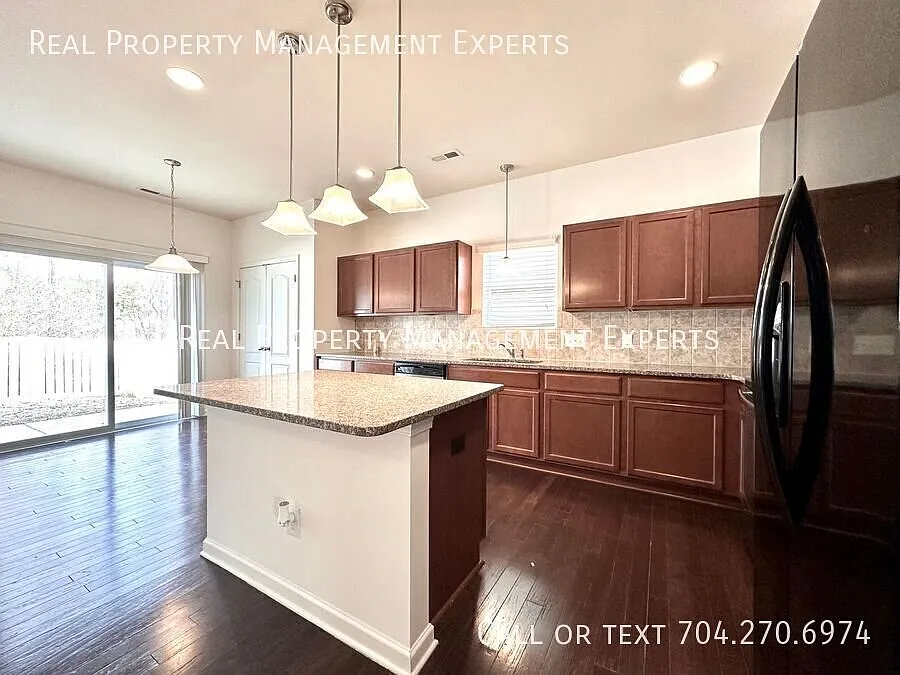 Spacious 5BR/3BA Home located in Charlotte! — Photo 4