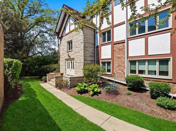 660 Ballantrae Dr APT B, Northbrook, IL 60062
