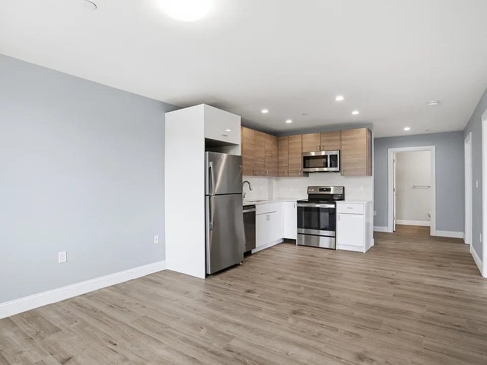 632 Centre St #306