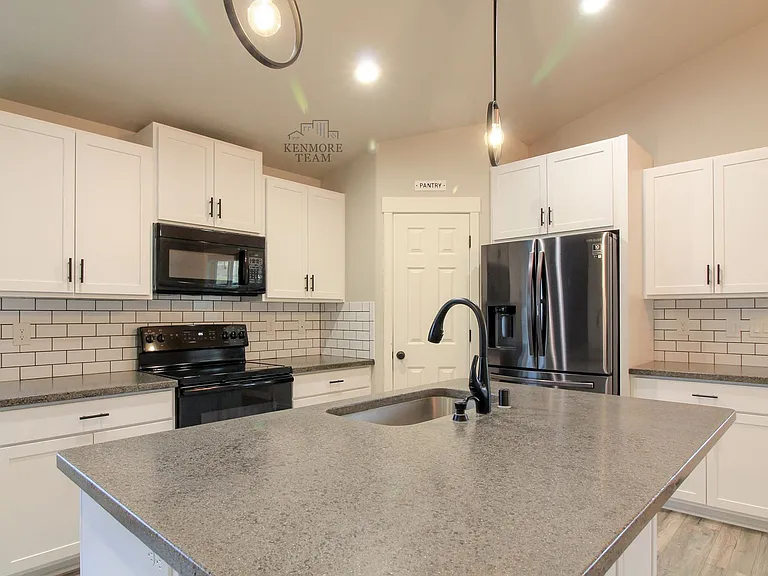 401 W Trinity Pr NW — Photo 2