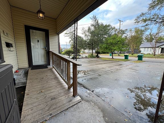 Helpful ramp and cute front entrance