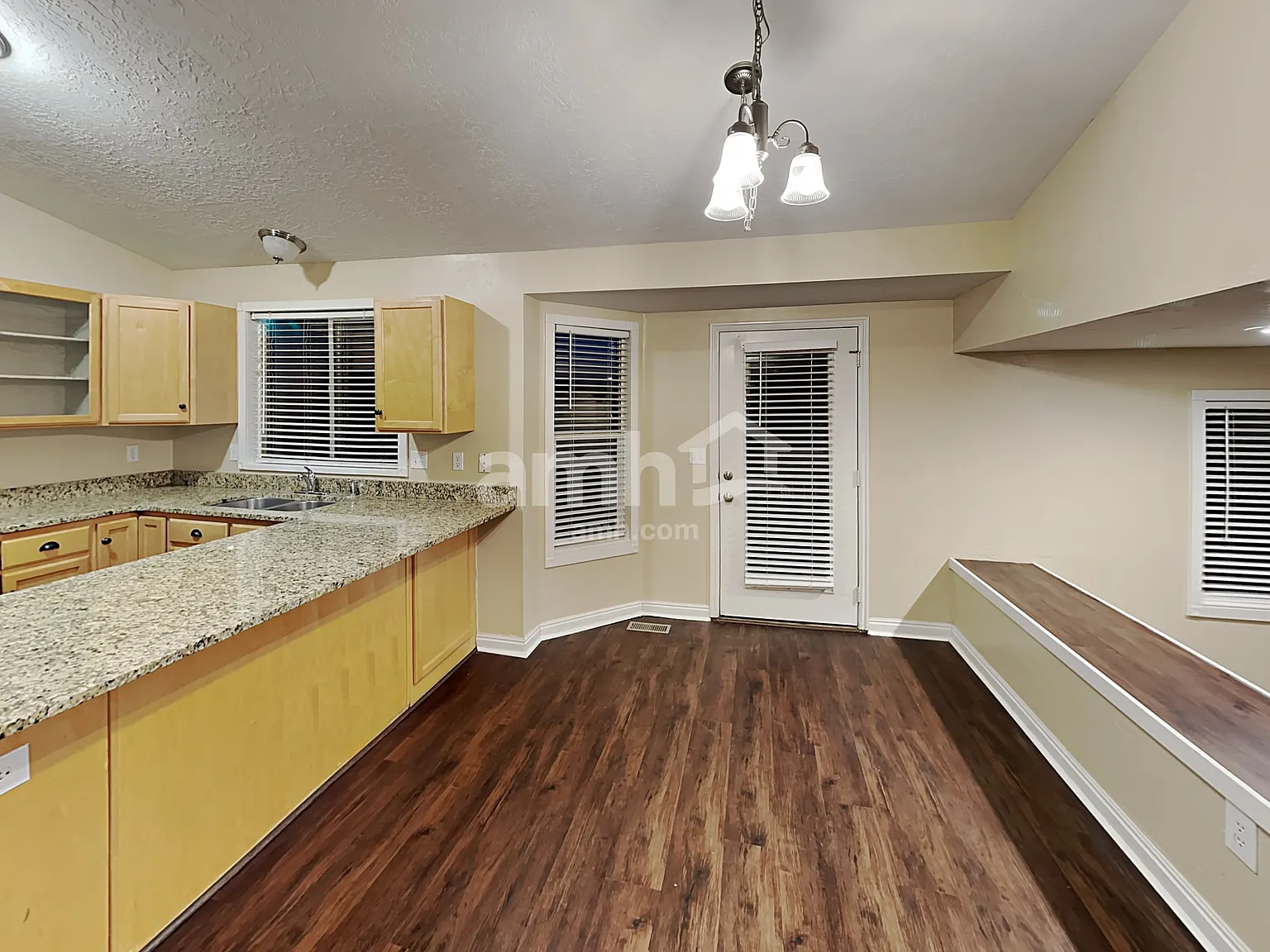 5 bed, 3.0 bath, 2102 sqft, $2,650 — Photo 4
