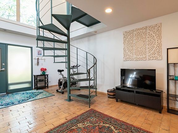 2nd image of 2144 Ashland Ave Suite 6
