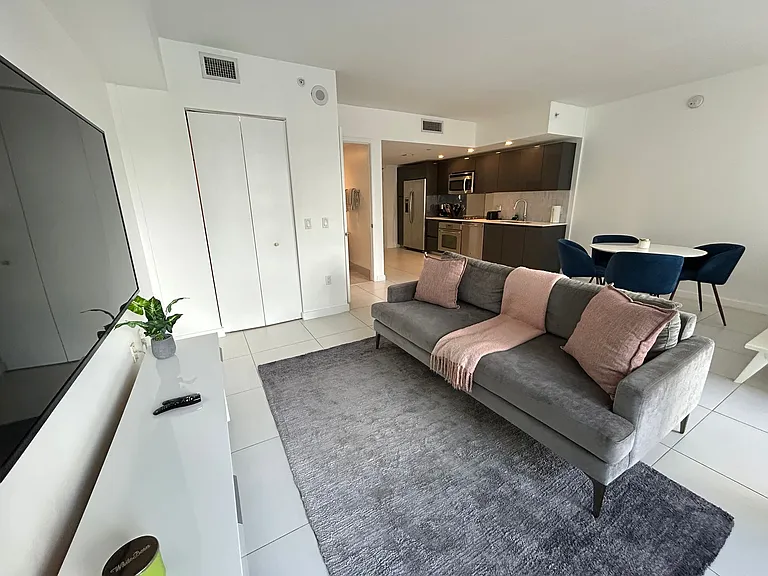 31 SE 6th St #1703 — Photo 11