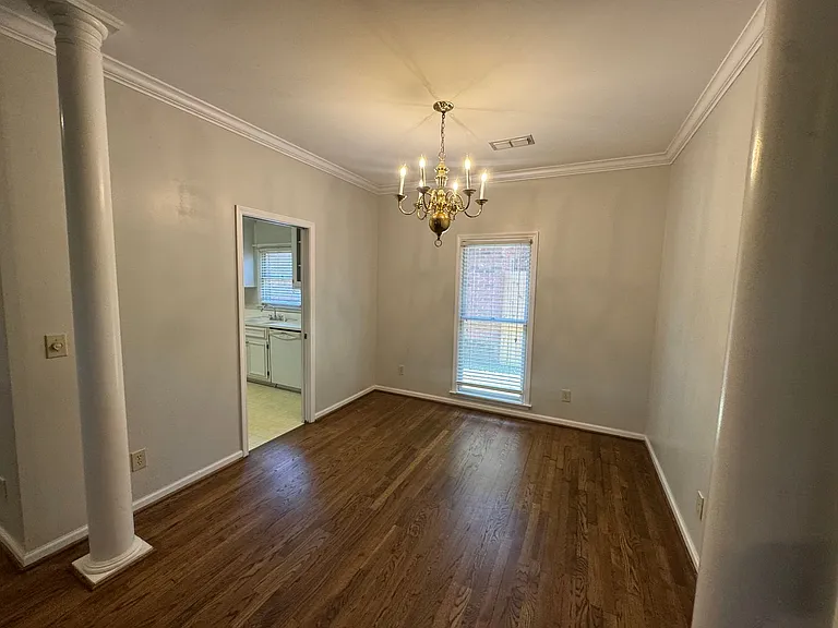 1450 Crenshaw Pl S — Photo 3