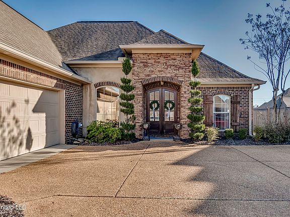 2nd image of 307 Emerald Way