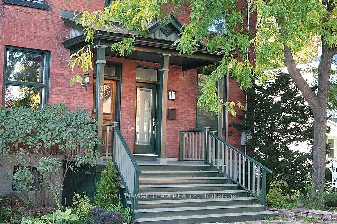 35 Ivy Cres — Photo 1