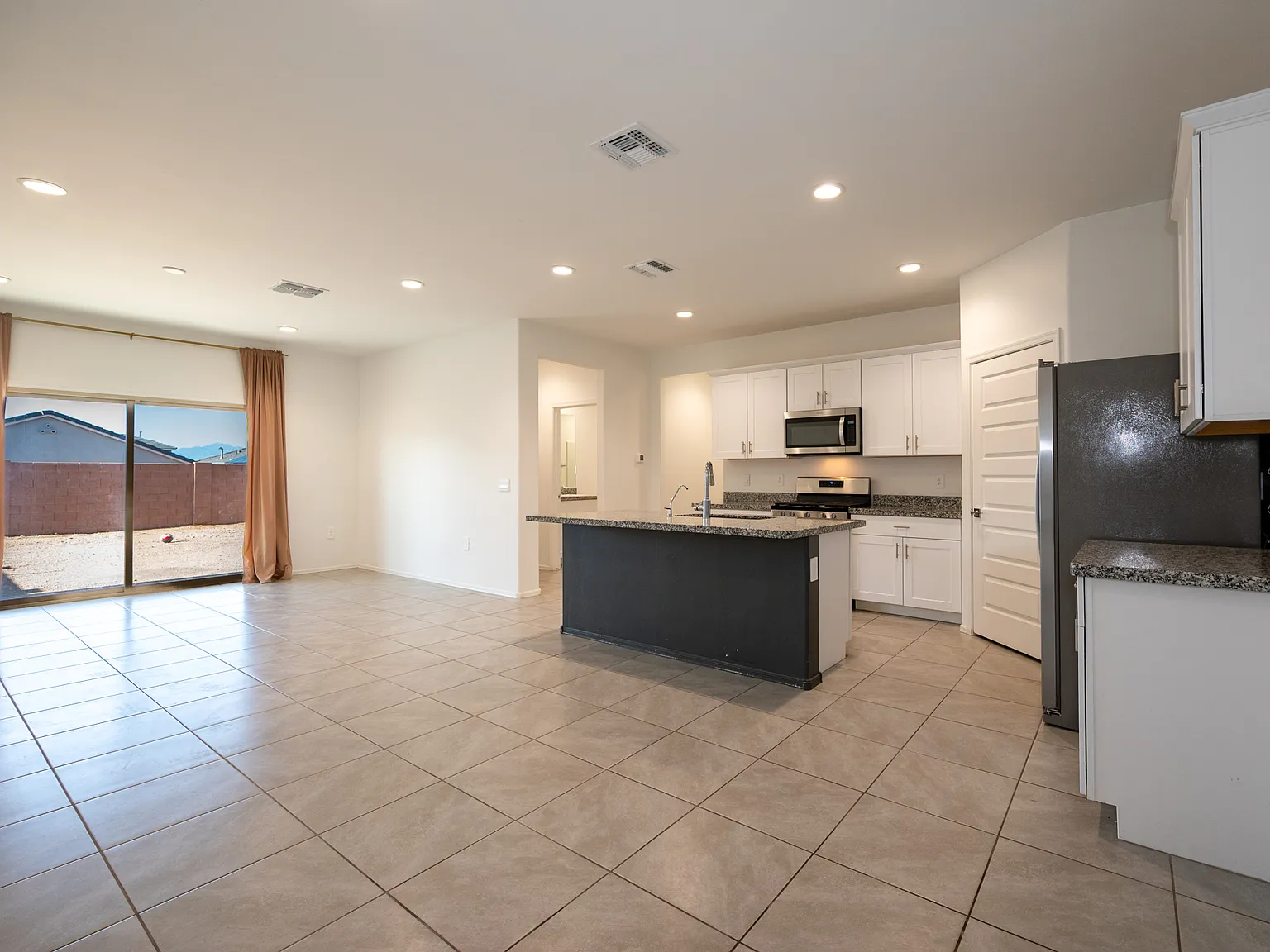 5 bed, 2522 sqft, $2,495 — Photo 2