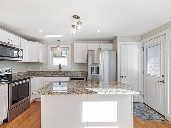 5th image of 26 Country Hill Rd