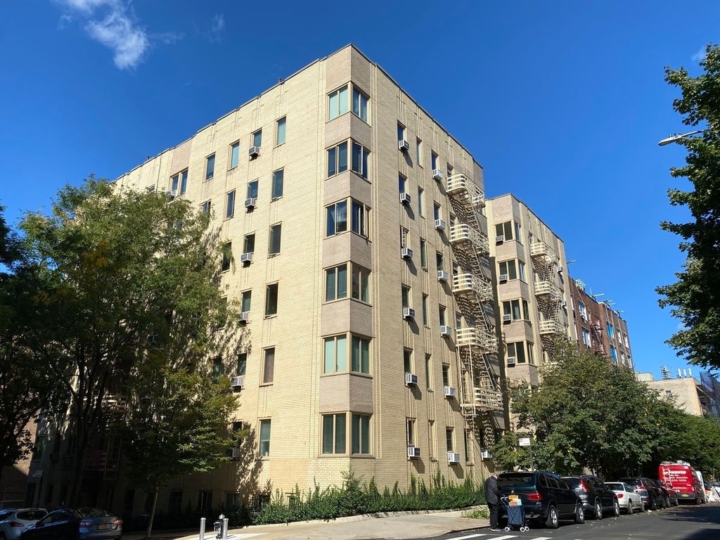 1 Bed 1 Bath Property, New York • 750 Sq Ft