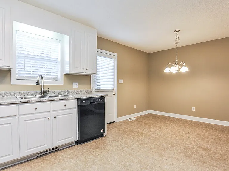 101 Mayfair Ct — Photo 8