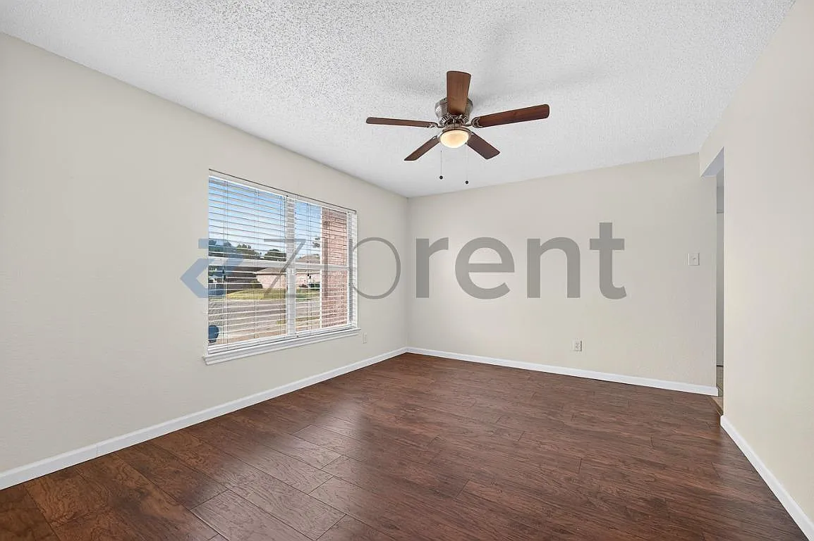 3 bed, 2.5 bath, 2324 sqft, $2,300 — Photo 3