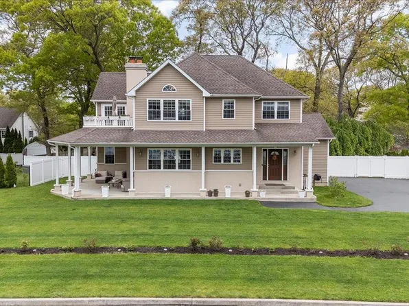 8 Manhattan Avenue, Centereach, NY 11720