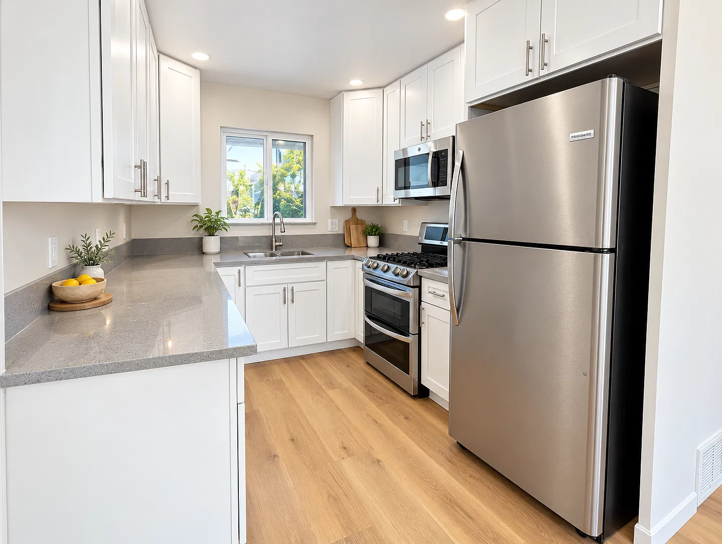 4 bed, 1000 sqft, $3,998 — Photo 3