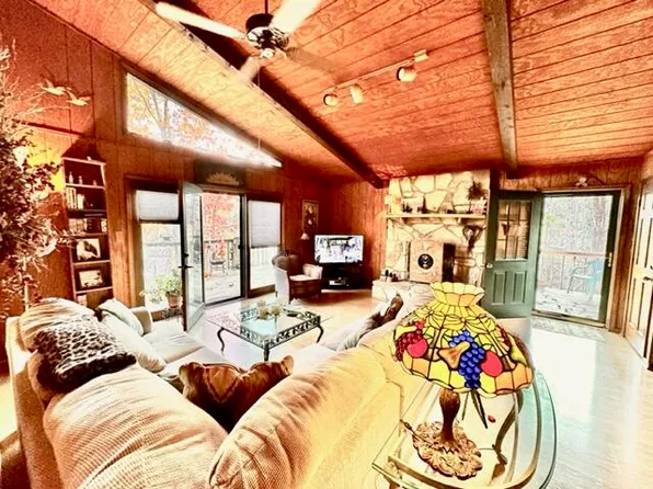 822 Cedar Key Ln, Huddleston, VA 24104