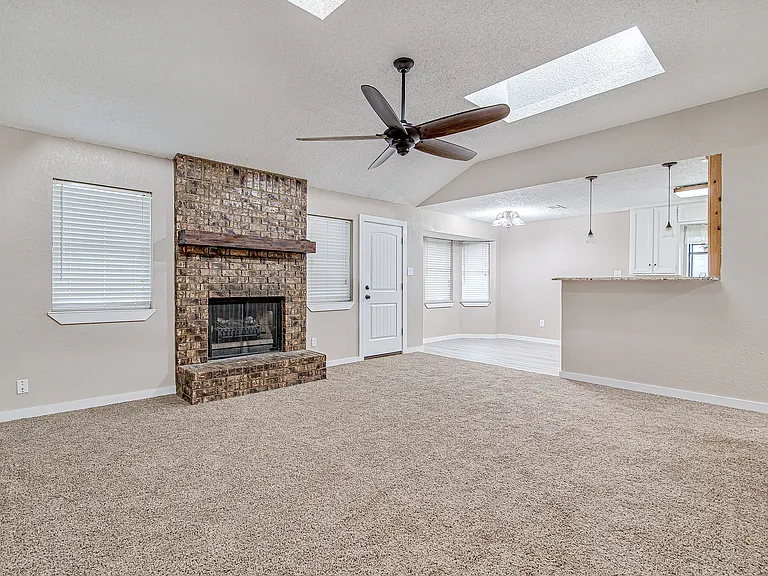 937 Springhill Dr — Photo 5