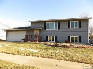 2104 S Fox Trl, Sioux Falls, SD 57103