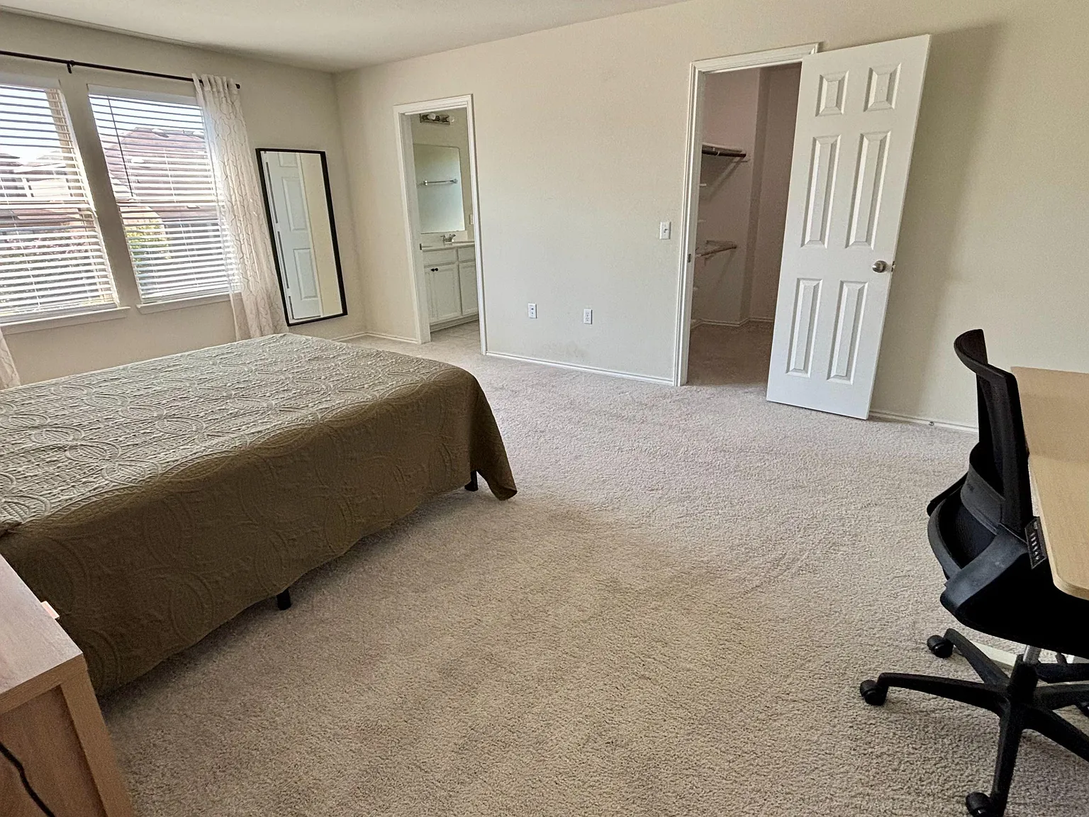 4 bed, 3.0 bath, 2650 sqft, $1,503 — Photo 2