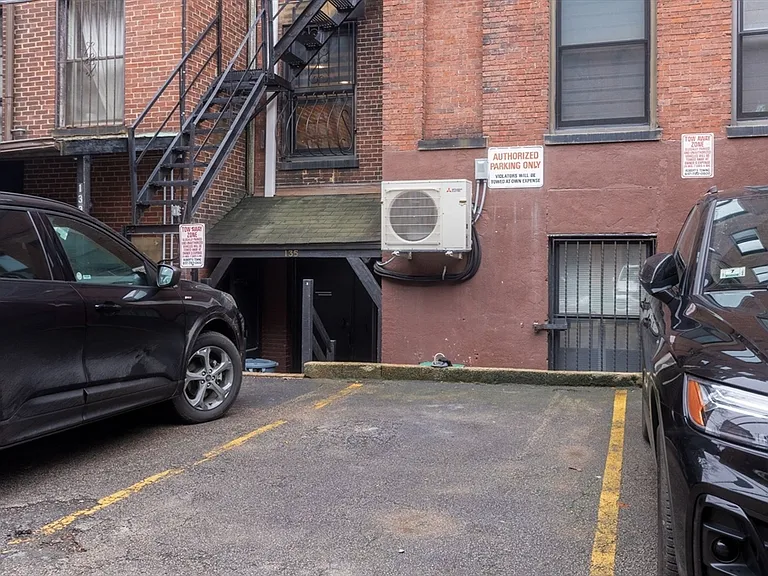 135 Commonwealth Ave — Photo 34
